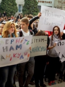 UKRAINE: GIỚI HỌC SINH XUỐNG ĐƯỜNG VÌ BỊ HOÃN NGHỈ THU