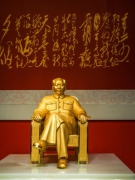 MAO ĐƯỢC ĐÚC TƯỢNG VÀNG NĂM CHỤC KÝ