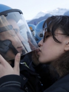 HÔN CẢNH SÁT, CÓ THỂ PHẢI RA HẦU TÒA