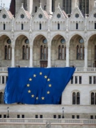 CỜ EU TIẾP TỤC BỊ “BẠC ĐÃI” TẠI QUỐC HỘI HUNGARY