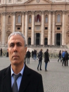 CỰU SÁT THỦ TỚI ĐẶT HOA TRƯỚC MỘ NẠN NHÂN