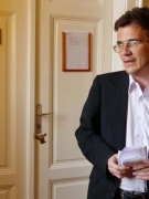 PHÁT NGÔN BỪA BÃI, MỘT CHÍNH KHÁCH HUNG PHẢI BỒI THƯỜNG