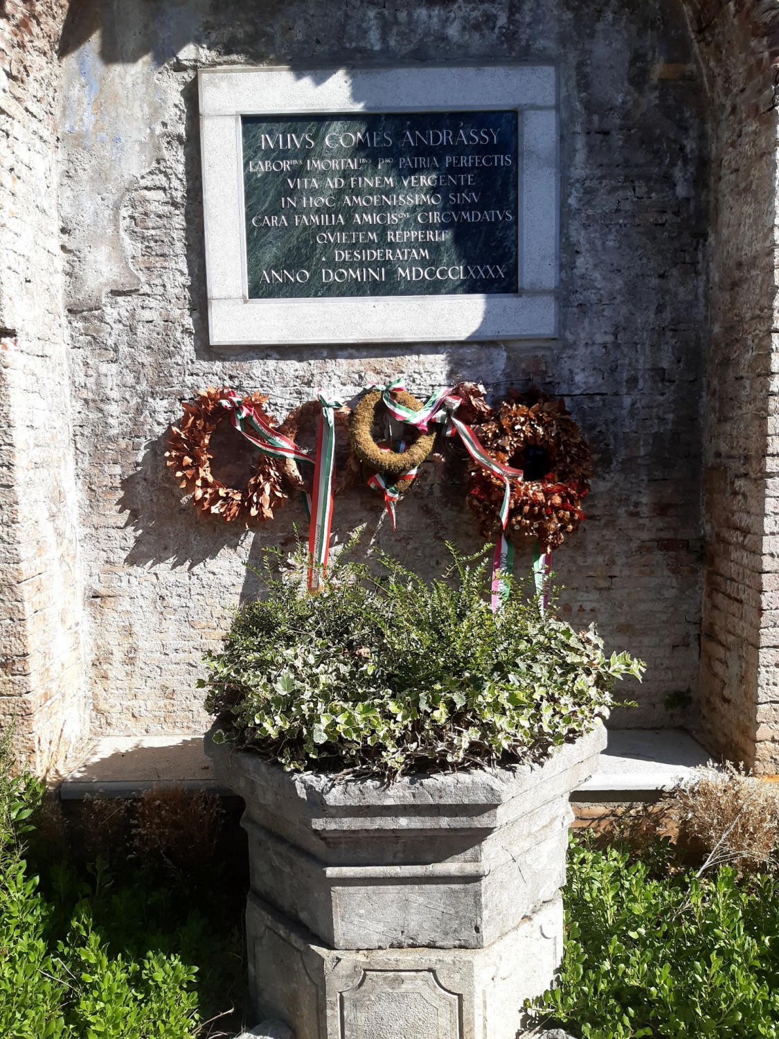 Tấm bảng đầy ý nghĩa