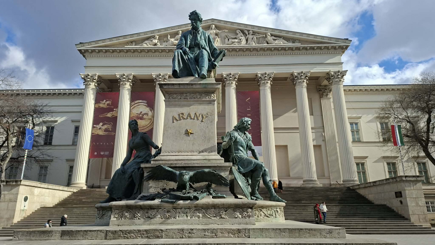 Tượng đài Arany János trước Bảo tàng Quốc gia Hungary (Budapest)