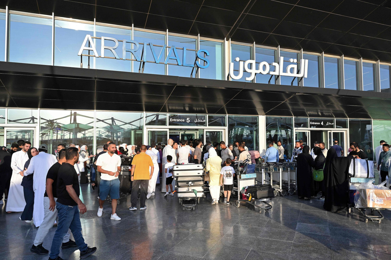 Giao thông hàng không đình trệ do không phận bị đóng