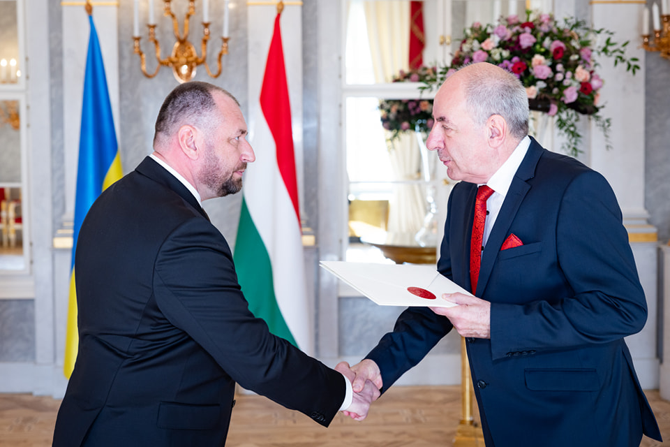 Ông Fedir Sandor trình Quốc thư lên Tổng thống Hungary Sulyok Tamás