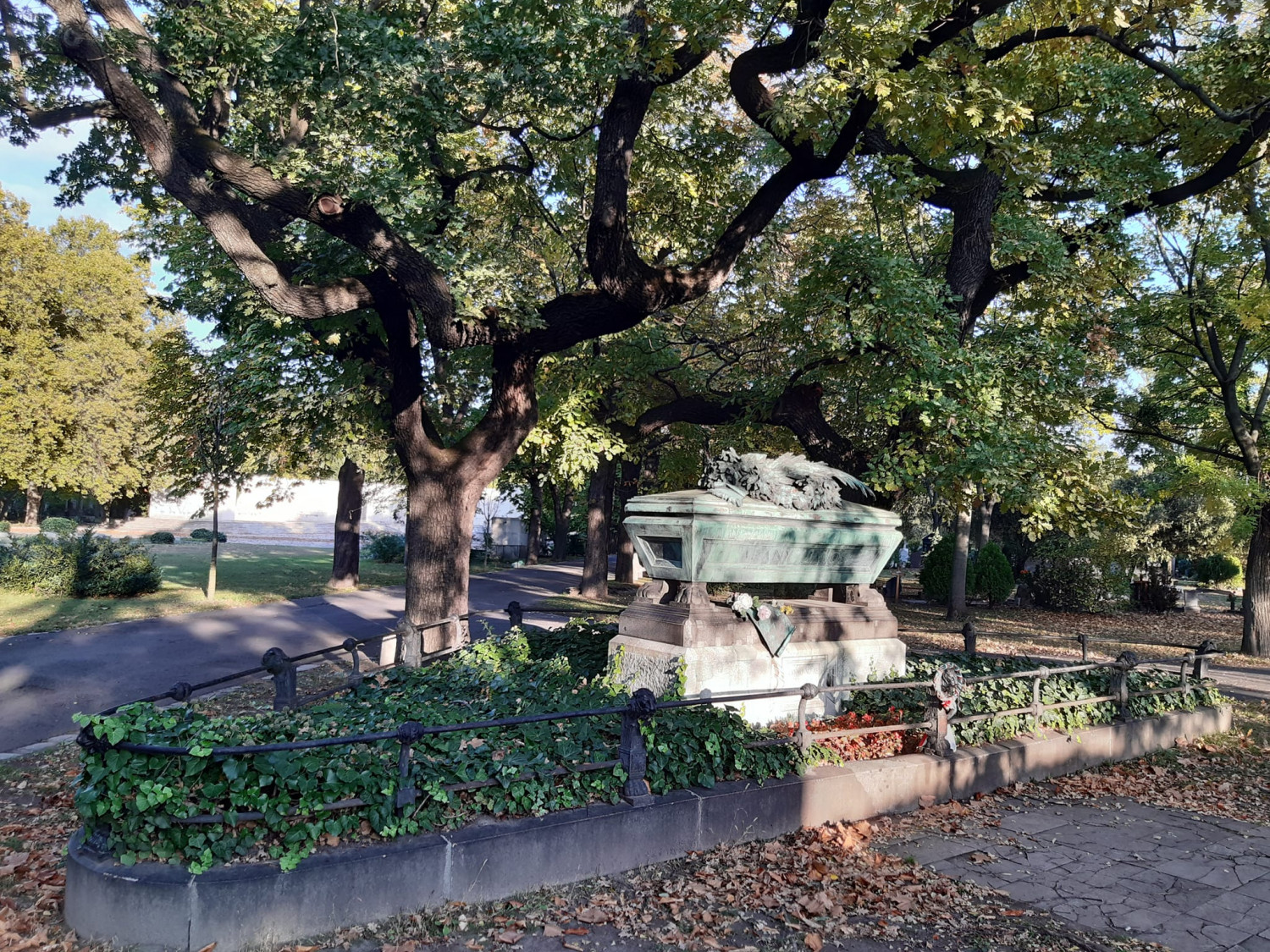 Mộ phần của nhà thơ lớn - Ảnh: Trần Lê (NCTG)