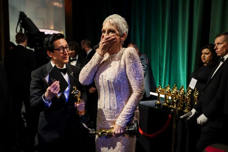 Jamie Lee Curtis cùng Quan Kế Huy trong khoảnh khắc được nhận Tượng vàng Oscar