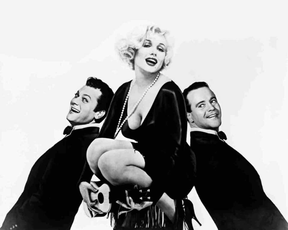 Tony Curtis cùng Marylin Monroe và Jack Lemmon trong “bom tấn” “Some Like It Hot” (1959)