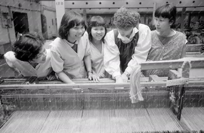 Cô Horváth Béláné với các nữ công nhân Việt Nam tại xưởng dệt - Ảnh tư liệu: Arany Gábor (MTI)