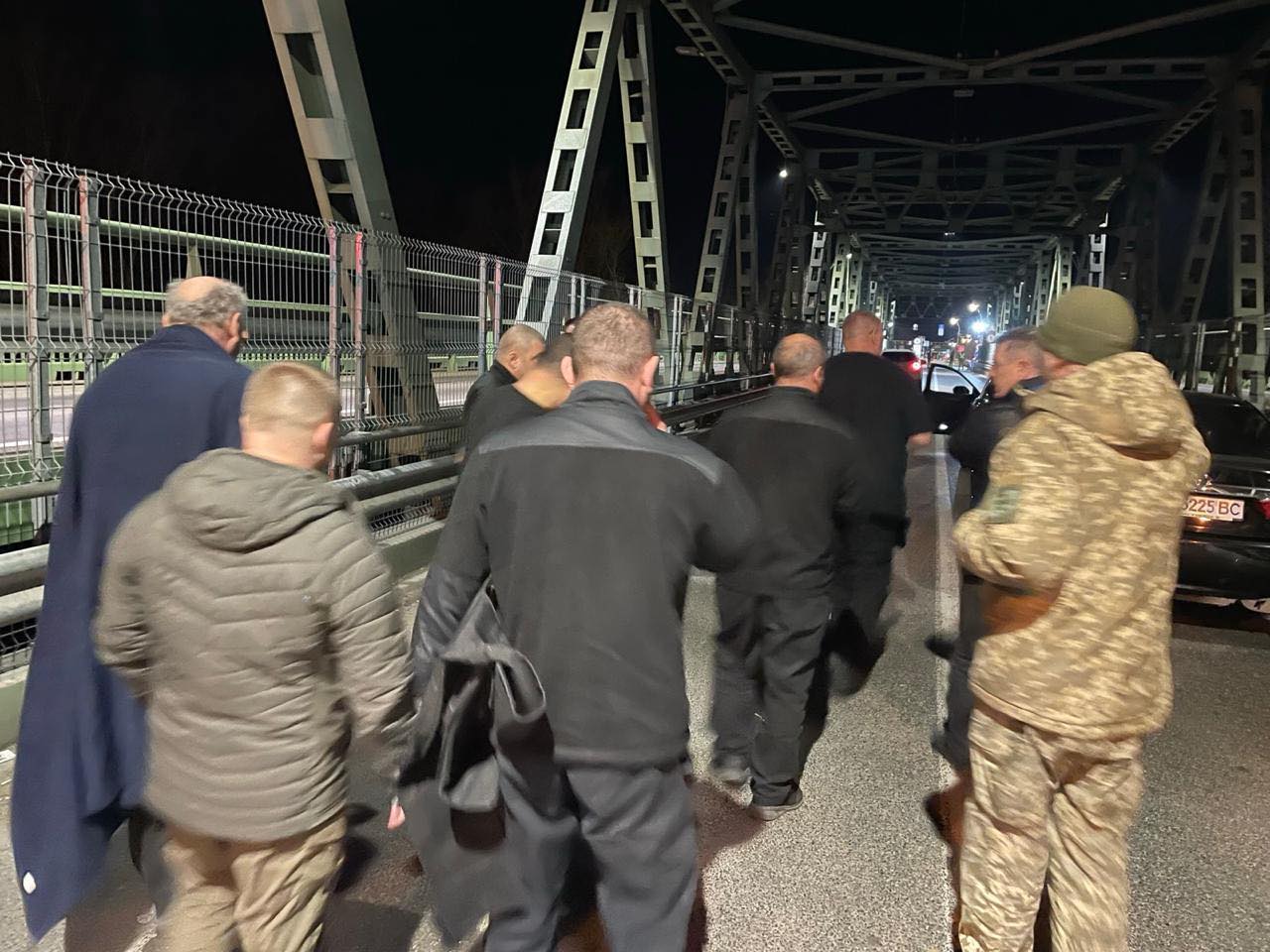 Các nhân viên ngân hàng Ukraine qua cây cầu biên giới để hồi hương - Ảnh chụp từ video