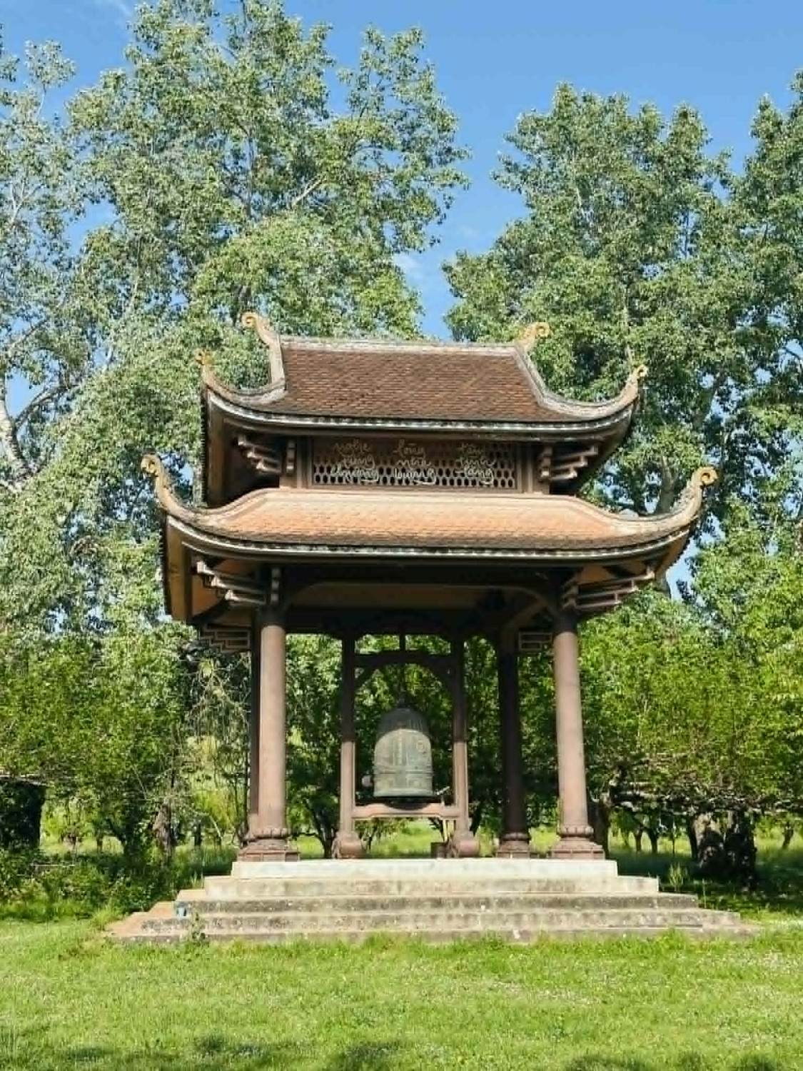 Tháp chuông ở Làng Mai